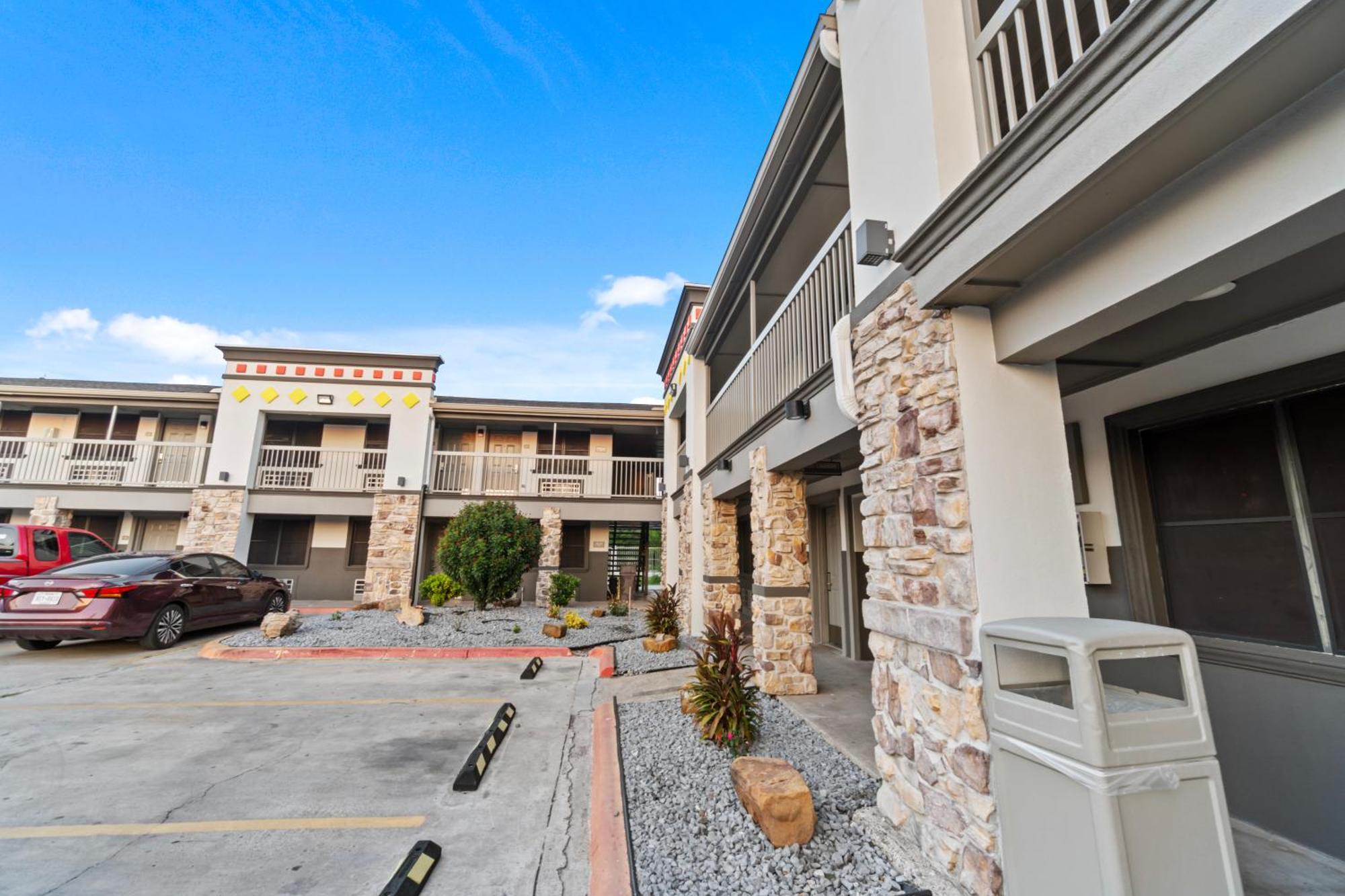 Super 8 By Wyndham Mcallen-Downtown-Airport-La Plaza Mall Exterior photo